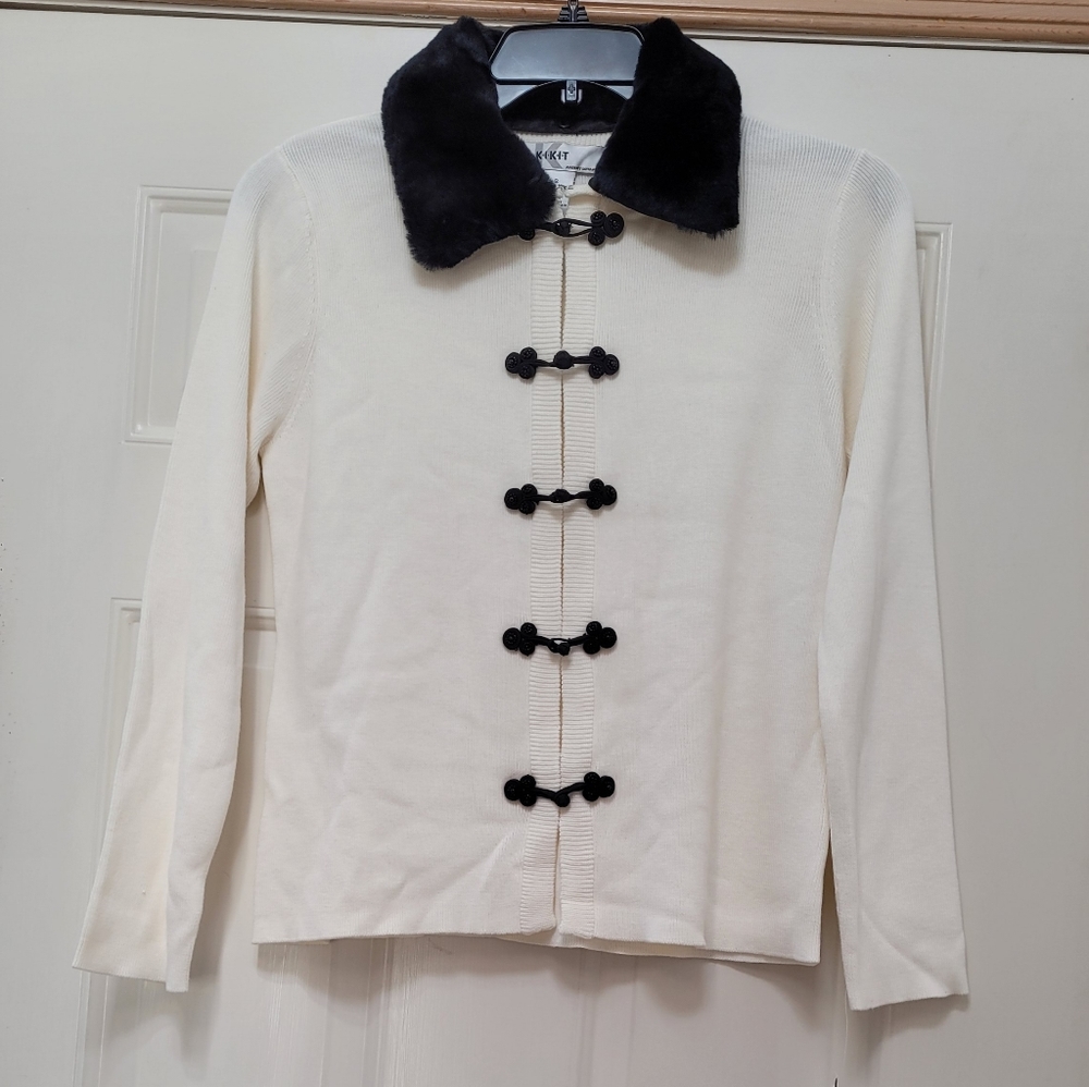 K I K I T size small with detachable collar NWT